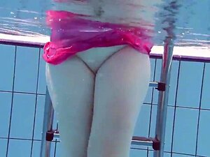 Russische Babe Lenka macht Wassersport im Schwimmbad nackt und sexy!