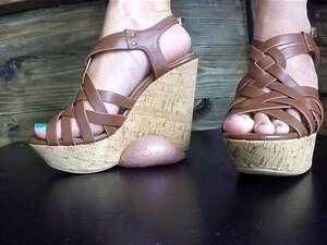 Schiacciata di cazzo e palle con zeppe sulla tavola del cazzo