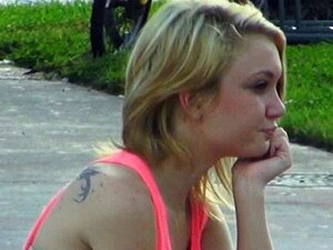 Kleine Amateur-Süße reitet den Schwanz eines Fremden im hinteren