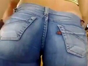Geiler Arsch in engen Jean-Shorts