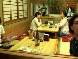 Büstenhafte Kellnerin Riko Honda