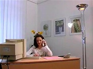 Schlampige Blondinen fingern und lecken sich gegenseitig die Muschis.,