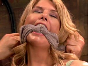 Grote Tieten Blonde Bondage Slet Vernietigd Met Overweldigende