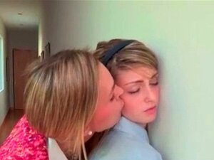 Milf und Süße lecken sich gegenseitig die Muschi. Milf und Süße