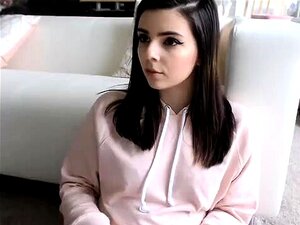 Morena magrinha com um corpo quente se despindo sozinha na webcam