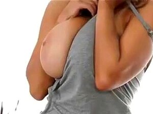 Schöne blonde Babe, natürliche große Melonen, fickt nach dem Sport