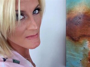 Vieze seksverslaafde MILF stiefmoeder gaat op haar knieën. Vieze