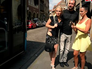 Upplev spänningen av första gången i offentligheten med ett hett