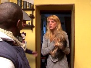 Zrela Louise analno jebana od strane ogromnog crnog kurca. Louise je