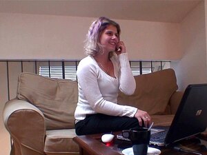 Experimente o prazer de assistir a uma milf loira com grandes tetas