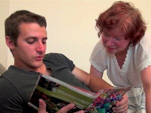 Knubbig styvmormor med stora tuttar och hårig fitta blir knullad