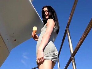 Süße Sadie Blake gibt einen POV-Blowjob in einem öffentlichen Auto.