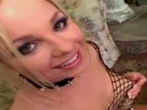 Blonde in visnetten neuken