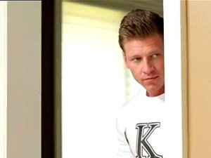 Schwuler Bär mit Twink-Sex im Stehen, sexy Männer haben gepiercte