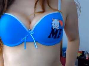 Eine spezielle asiatische Süße, die ein Fan von Hello