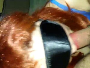 Rothaarige Ehefrau hat Oralsex mit einer Maske