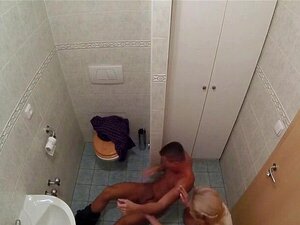 Pielęgniarka wali kutasa pacjenta. Gorąca blond pielęgniarka pomaga