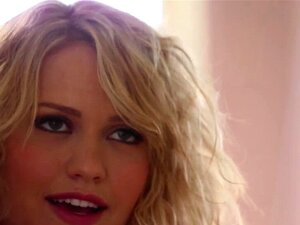 Schöne Analsex-Action lesbischer Frauen in einem Fetischfilm