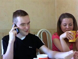 Sieh dir an, wie eine heiße russische Freundin in diesem