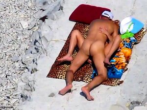 Süßer und älterer Typ haben Sex im Schlafzimmer