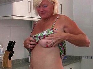 Oma im Blick durch weiße Hose masturbiert