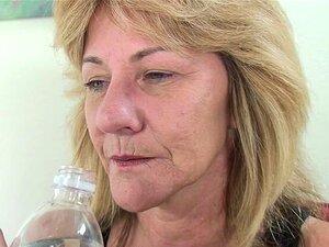 Kinky Mama mampft an einem Haufen schwarzer Schwänze