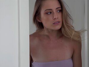 Süße gekleidete Stiefmütter in Dessous, um ihren Freund zu