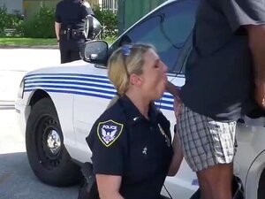 Полицајци одлучују да не воде црнца у