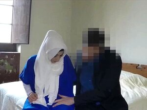 Arabisk hijab-brud betalar för hotellrum med en fin avsugning
