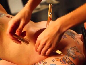 Bunden bdsm-hora fastspänd. Bunden bdsM-tatuerad hora blir fastspänd