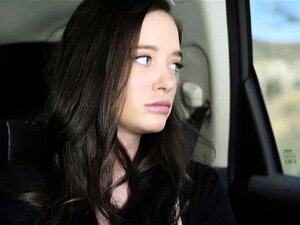 Geile babe geniet van twee enorme lullen en ze vond het lekker. Geile