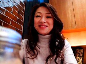 Sexy schlanke orientalische Ehefrau lässt sich den Pfirsich