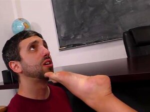 Blonde chick cuckoldt haar sissy partner met een knappe, zwarte kerel,