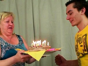 Grote stiefmoeder rijdt op zijn vreemdgaande lul totdat haar vrouw