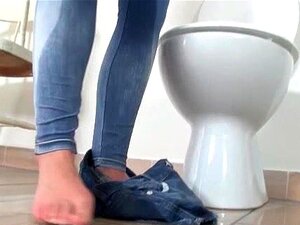 Süßer Teeny wird beim Pissen in ihrer engen Hose geil