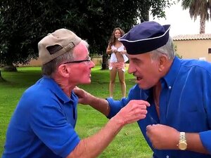 Due nonni scopano una bionda con i capelli, una ragazza fresca che