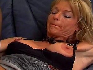 Anal bestrumpfte blonde Milf fickt