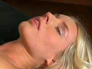 DaneJones Cutie bekommt eine lesbische Massage