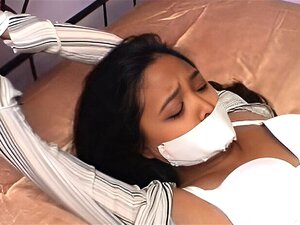 Kristie Lee wird auf dem Bett gefesselt und geknebelt