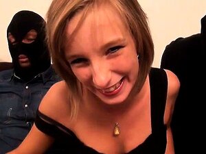 La mignonne blonde Kalia se fait percer doublement