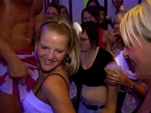 Junge Mädchen im Club sind glücklich zu ficken. Junge Mädchen im