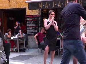 Rothaarige wird in der Öffentlichkeit in Lezdom gefickt