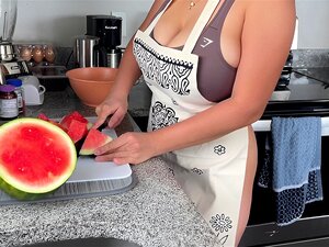 LATINA MIT GROßEN TITTEN VERSUCHTE NUR EIN PAAR WASSERMELONEN ZU