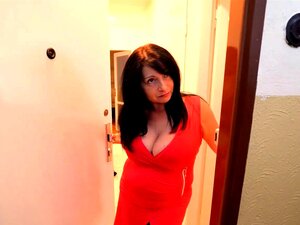 REIFE4K. Reife Frau mit einem verlockenden Körper wird gezündet