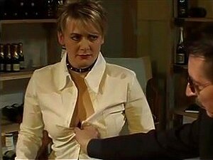 im Weinladen. Sklave ist *** in einm Weinladen