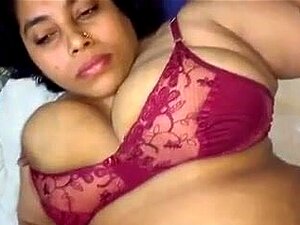 Indische mollige Frau mit großen Titten wird hart gefickt