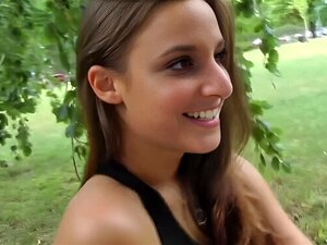 Nackte süße Amirah Adara auf Budapester Straßen - Facial &