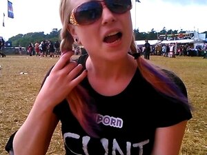 YouPorn Girl Video Blog #17 - Satine lädt Festival herunter