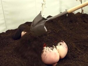 Schau zu, wie die geile Schlampe mit Seilen und Dildos tief in den