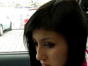 Mona wird im Auto für Geld gefickt